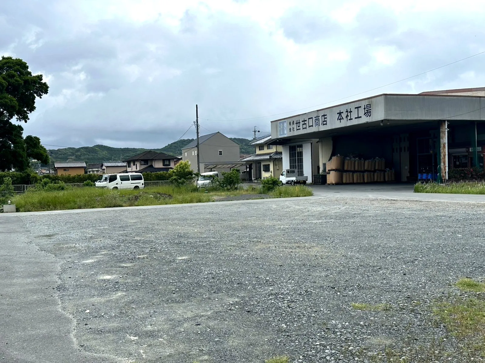 世古口商店 本社工場の外観